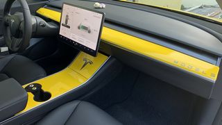 Model 3, foliert gelb